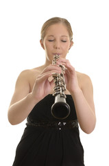 Hübsche blonde Frau spielt Oboe