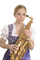Portrait einer hübschen Frau im Dirndl mit Saxophon