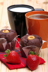 Caffè,latte e muffins con fragole