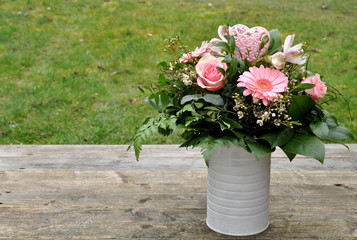 Blumenstrauß auf Holz