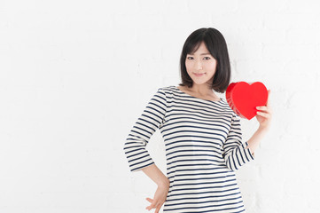 ハートを持った女性