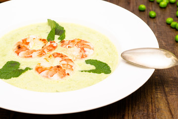 Erbsensuppe mit Garnelen