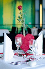 gedeckter Tisch zum Valentinstag