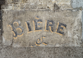 Schriftzug Bier auf alter Mauer