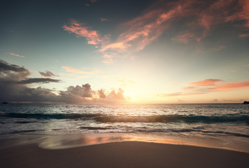 Naklejka na ściany i meble Zachód słońca na plaży na Seszelach