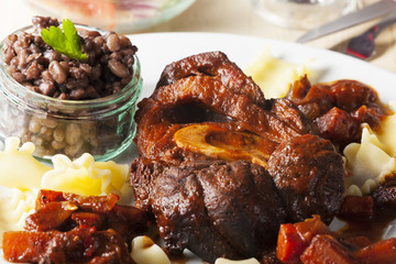 italienisches Osso Bucco mit Nudeln