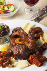 italienisches Osso Bucco mit Nudeln