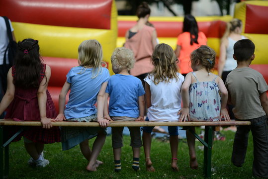 Kinder auf dem Spielplatz