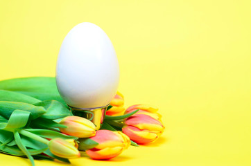Fototapeta na wymiar Easter egg with tulips