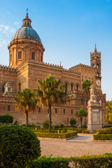 Fototapeta na wymiar Katedra w Palermo podczas zachodu słońca, Wyspa Sycylia, Włochy