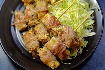 焼鳥（豚肉のエノキ巻き）
