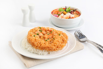 fried omelet topped on rice and seafood Tom Yum soup