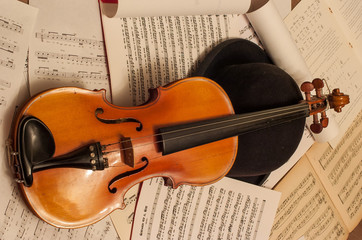 Obraz na płótnie Canvas skrzypce z wynik i melonik