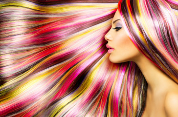 Obrazy na Szkle  Piękna modelka dziewczyna z kolorowymi farbowanymi włosami
