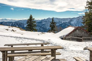 Hütte in den Bergen im Winter