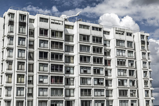 Fassade eines modernen Wohngebäudes in Paris, Frankreich