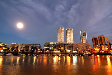 Fototapeta premium Mond über Puerto Madero in Buenos Aires