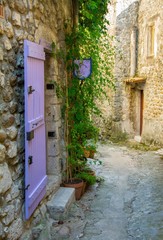 Petite rue pittoresque dans un village de Provence