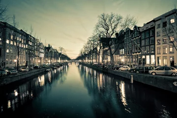  Uitzicht op de Amsterdamse grachtenstraat bij nacht © dvoevnore