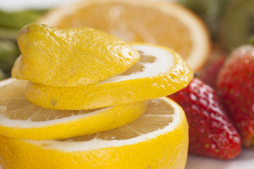sliced lemon, sliced lemon mixed with kiwi and strawberry