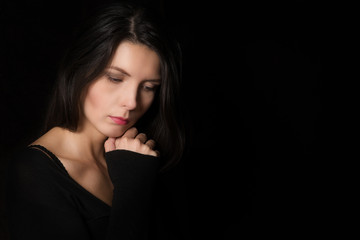 Schöne nachdenkliche Frau