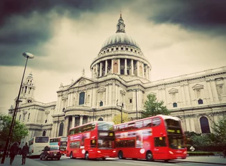 Poster St Paul& 39 s Cathedral in Londen, het Verenigd Koninkrijk. Rode bussen, vintage stijl. © Photocreo Bednarek