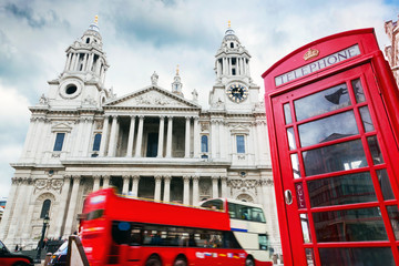 Fototapeta na wymiar Katedra Świętego Pawła, czerwony autobus, budka telefoniczna. Symbole Londynie