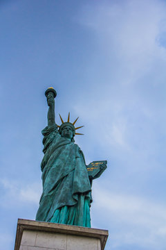 Contre plongée sur la statue de la liberté parisienne
