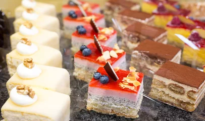 Crédence de cuisine en verre imprimé Bonbons Cake displayed in confectionery or cafe