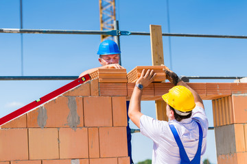Maurer mauern Wand auf einer Baustelle