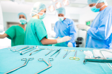 Chirurgen operieren in OP-Saal an Patienten - obrazy, fototapety, plakaty