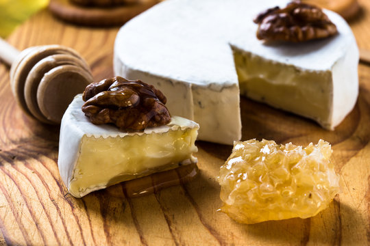 Camembert dipped with honey and walnuts