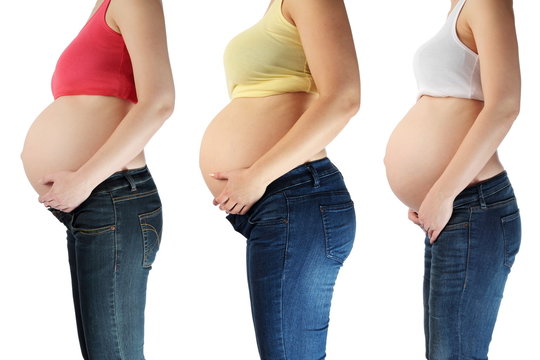 Drei Schwangere im Seitenprofil