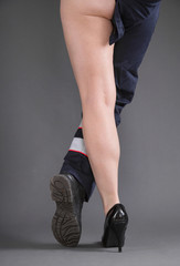 Beine einer Frau: Frauen in Handwerksberufen