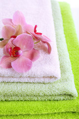 Obraz na płótnie Canvas Orchid flower and towels, isolated on white