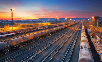 Obraz na płótnie Canvas Pociąg towarowy dworzec kolejowy cargo