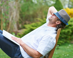 Mann schläft im Garten im Sommer
