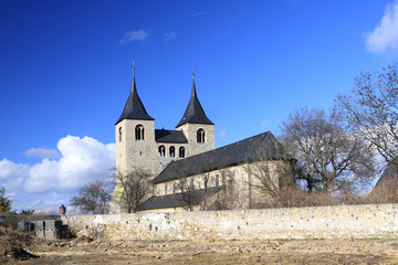 Fototapeta premium Stiftskirche Frose-Auf der Straße der Romanik in Sachsen-Anhalt