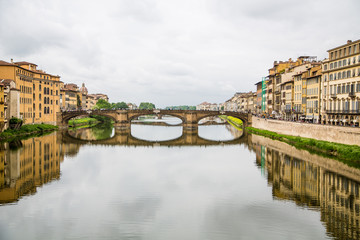 Obraz premium Buildings and Bridge on Arno