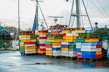 fischerboot angedockt am kai im hafen mit kontainern