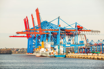 Fototapeta na wymiar kontainerkran beladung hafen in hamburg an der elbe