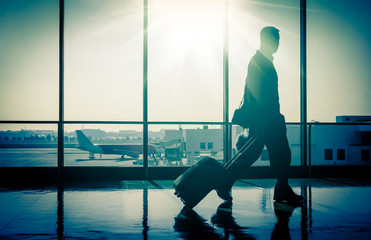 Fototapeta na wymiar Mężczyzna na lotnisku z walizką