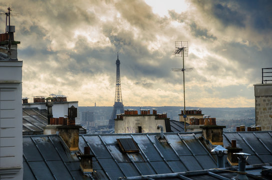Paris. France. Toits de Montmartre. Vue sur Tour Eiffel.