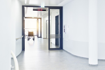 Krankenhaus Rollstuhl Flur