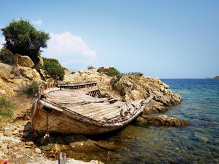 old, damaged boat on the shore in Ammouliani © Piotr Michniewicz