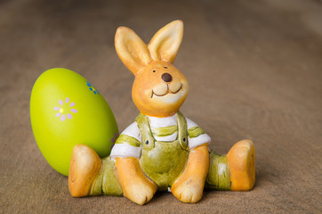 osterhase mit osterei