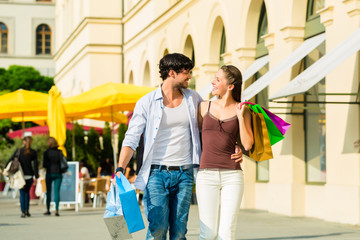 Paar beim Shoppen in Innenstadt oder Zentrum
