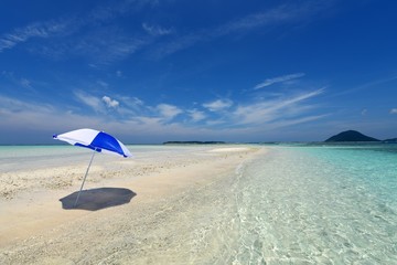 美しい沖縄のビーチと夏空