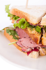 Leckeres sandwich clubsandwich mit bacon schinken käse