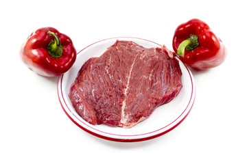 Frisches Rindfleisch mit Paprika auf Teller